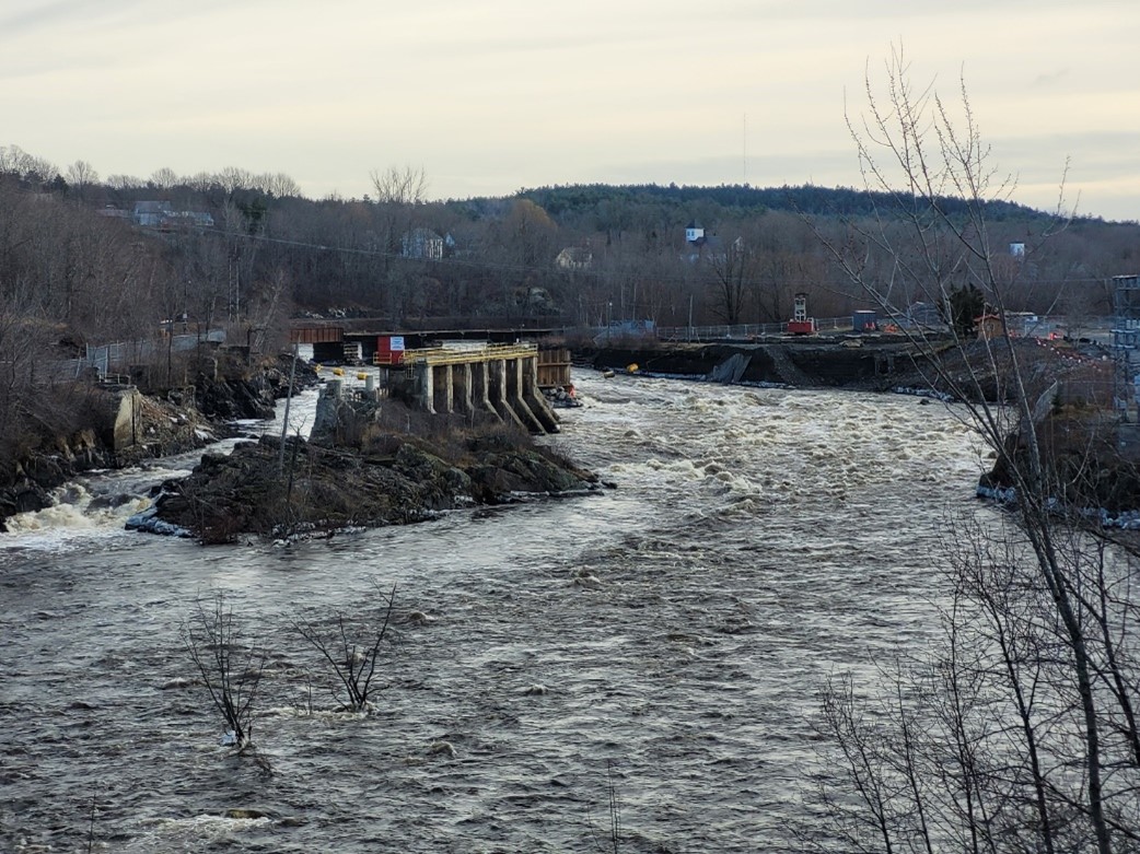 La rivière Sainte-Croix coule librement au travers de quelques structures en béton encore en place.