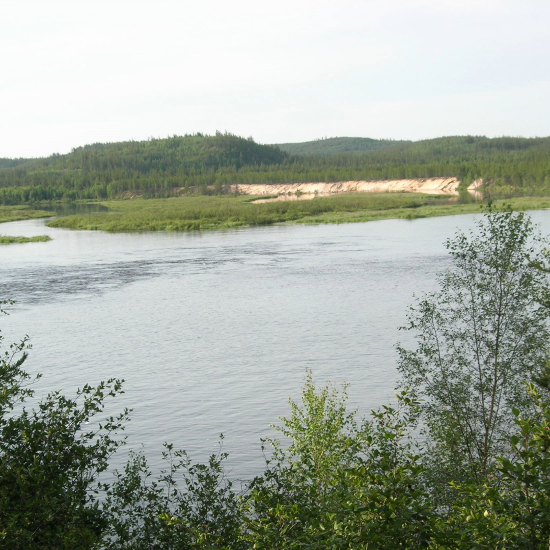 Une dune de sable le long d'une section calme de la rivière.