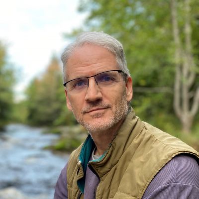 Peter Labor in front of a river. // Peter Labor devant une rivière.