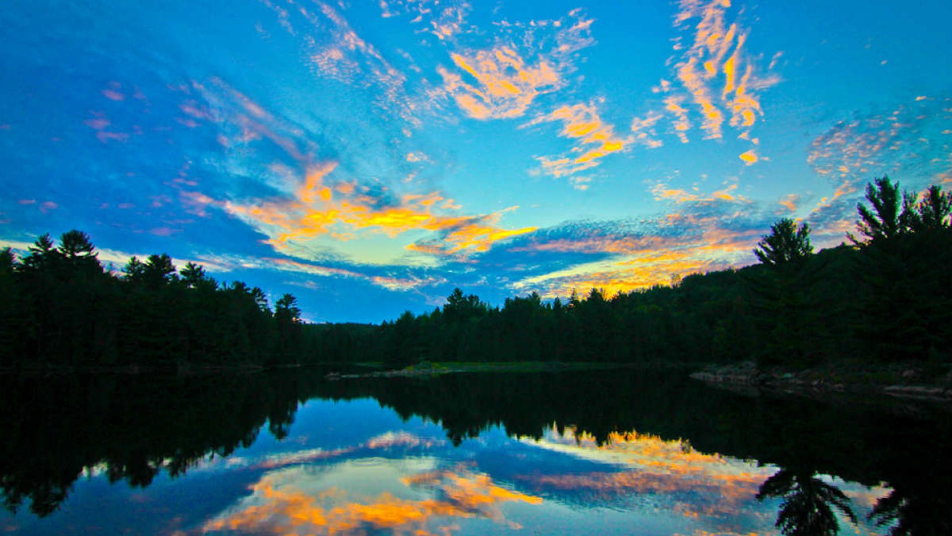 Reflet coloré d’un coucher de soleil sur les eaux de la rivière des Outaouais