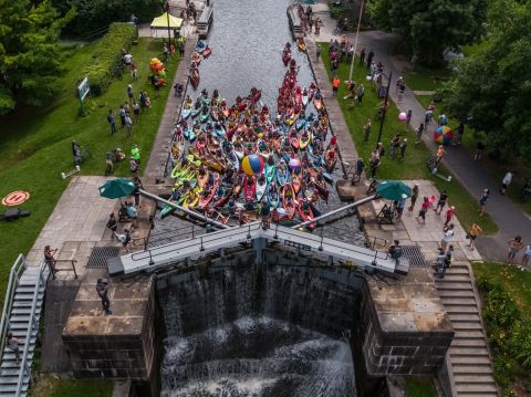 Une foule éclair de pagayeurs se rassemble au poste d'éclusage de Hartwells pour la première activité d'éclusage et de pagayage sur le canal Rideau, en juillet 2024.