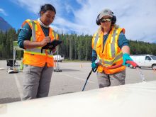 Nettoyage d'un canot à un poste d'inspection d'embarcations. 