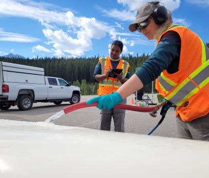 Nettoyage d'un canot à un poste d'inspection d'embarcations