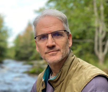 Peter Labor in front of a river. // Peter Labor devant une rivière.