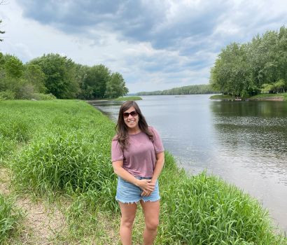 Molly Demma in front of a river. // Molly Demma devant une rivière.