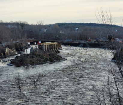 La rivière Sainte-Croix coule librement au travers de quelques structures en béton encore en place.