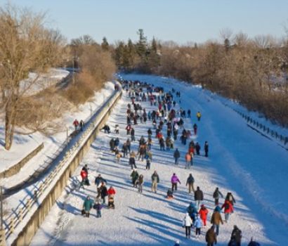 Patineurs sur glace profitant du canal Rideau pendant l’hiver..