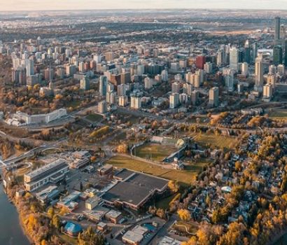 Vue aérienne de la rivière Saskatchewan Nord et de la ville d'Edmonton.