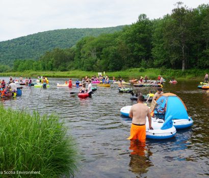 Un groupe descend tranquillement la rivière Margaree, en Nouvelle-Écosse.