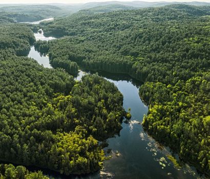 Vue aérienne de la rivière Mattawa, en amont des rapides Campion.