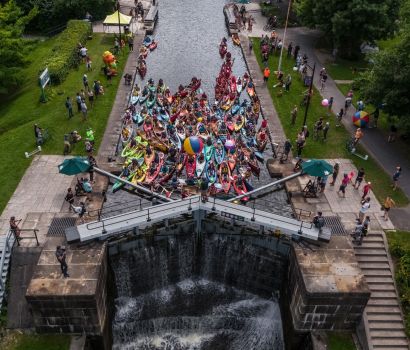 Une foule éclair de pagayeurs se rassemble au poste d'éclusage de Hartwells pour la première activité d'éclusage et de pagayage sur le canal Rideau, en juillet 2024.