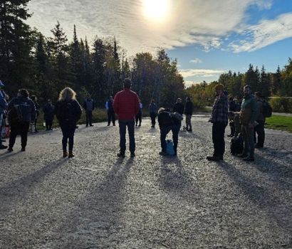 Participants formant un cercle sur le site des pétroformes de Bannock Point.